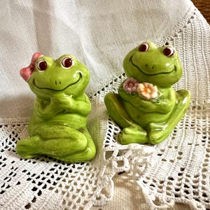 Adorable Courting Frogs Salt & Pepper Shaker Pair Ceramic - So Fun! Novelty Set