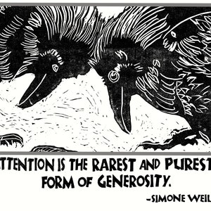 Può includere: Stampa a legno in bianco e nero di due uccelli che si fronteggiano. La stampa presenta la citazione "L'attenzione è la forma più rara e pura di generosità. -Simone Weil"