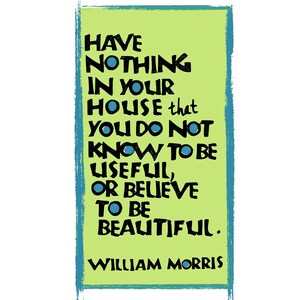Peut inclure: Une pancarte rectangulaire verte et bleue avec une citation de William Morris qui dit : "N'ayez rien dans votre maison que vous ne sachiez être utile, ou que vous ne croyiez être beau."