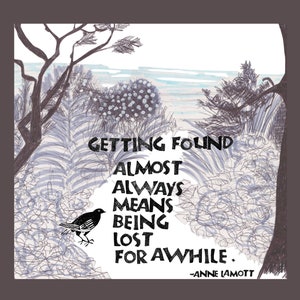 Puede incluir: Una ilustración con una cita de Anne Lamott: "Encontrarse casi siempre significa estar perdido por un tiempo". La obra presenta un pájaro negro y un paisaje con árboles y follaje en tonos grises y blancos.