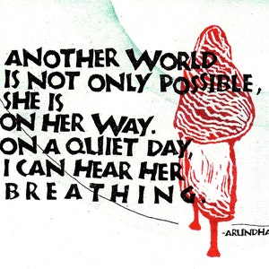 Könnte beinhalten: Eine Illustration einer Frau in Rot und Weiß mit dem Zitat "Eine andere Welt ist nicht nur möglich, sie ist auf dem Weg. An einem ruhigen Tag kann ich sie atmen hören." von Arundhati Roy.