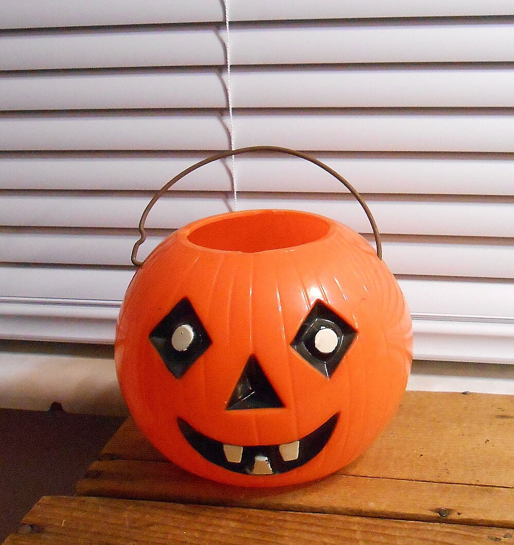 Details about   Vintage Halloween Hard Plastic Pumpkin Candy Container with Handle 
