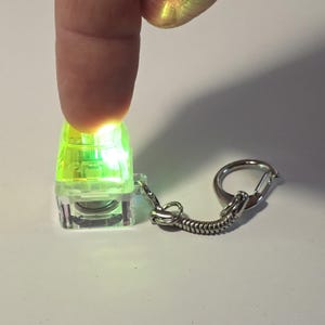 以下が含まれることがあります： クリーム色の斑点のある釉薬が施された、3つのセラミックマグのセット。各マグには、青、緑、黄色の手描きの花柄のデザインが施されています。マグはシンプルで丸みを帯びた形状で、持ちやすいハンドルが付いています。