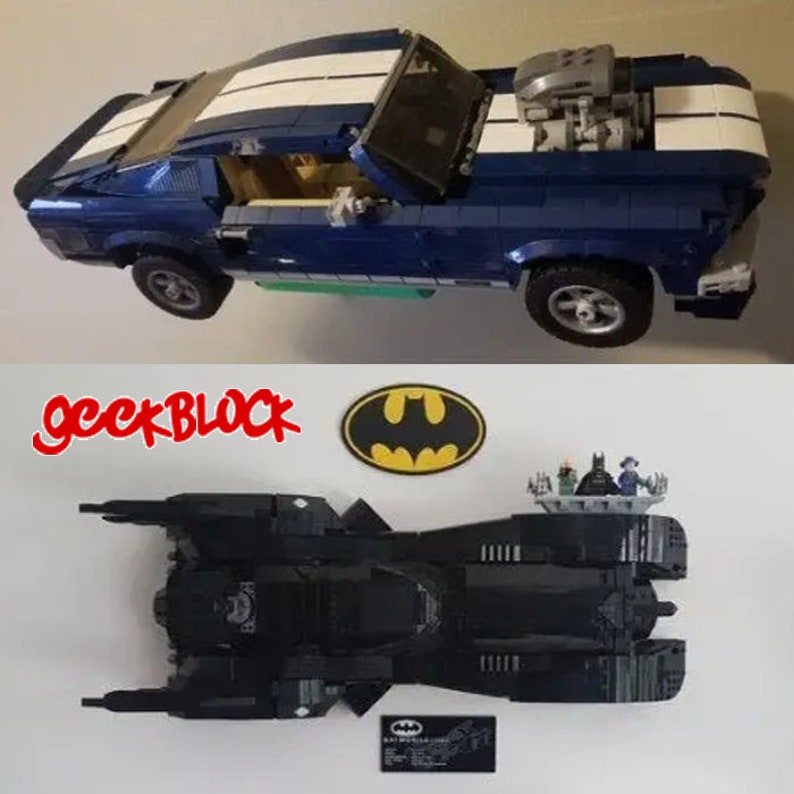 Może przedstawiać: Niebieski i biały model Lego Forda Mustanga z czarnym i ż&oacute;łtym logo Lego Batmana w tle. Samoch&oacute;d ma biały pasek wzdłuż środka maski i czarny pasek wzdłuż środka dachu. Samoch&oacute;d stoi na białym tle. Logo Lego Batmana znajduje się na czarnym tle.
