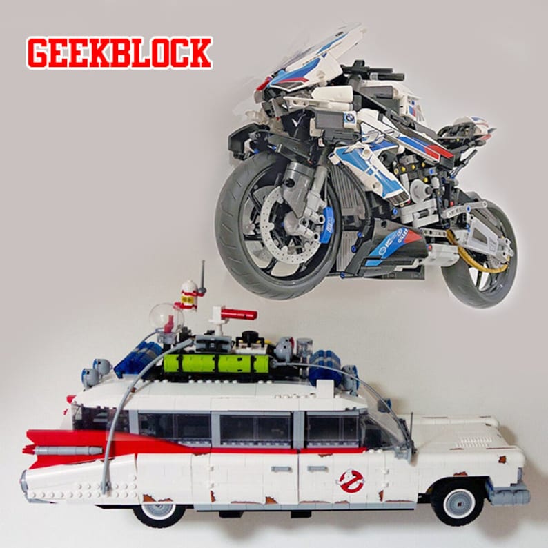 Może przedstawiać: Biało-niebieski motocykl Lego z czarnym siedzeniem i kołami. Motocykl unosi się w powietrzu. Pod motocyklem znajduje się biały samoch&oacute;d Lego z czerwonymi akcentami i logo ducha na boku. Samoch&oacute;d ma zielono-czarny gadżet Lego na dachu. Tekst "GEEKBLOCK" jest czerwonymi literami u g&oacute;ry obrazu.