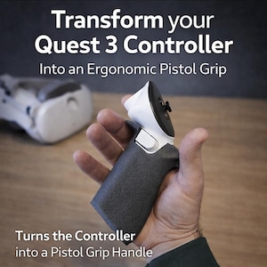 Puede incluir: Una empuñadura ergonómica blanca y gris para un controlador Quest 3. La empuñadura, sostenida en una mano, tiene un mango texturizado de color gris oscuro. El texto dice: "Transforma tu controlador Quest 3 en una empuñadura de pistola ergonómica" y "Convierte el controlador en una empuñadura de pistola".