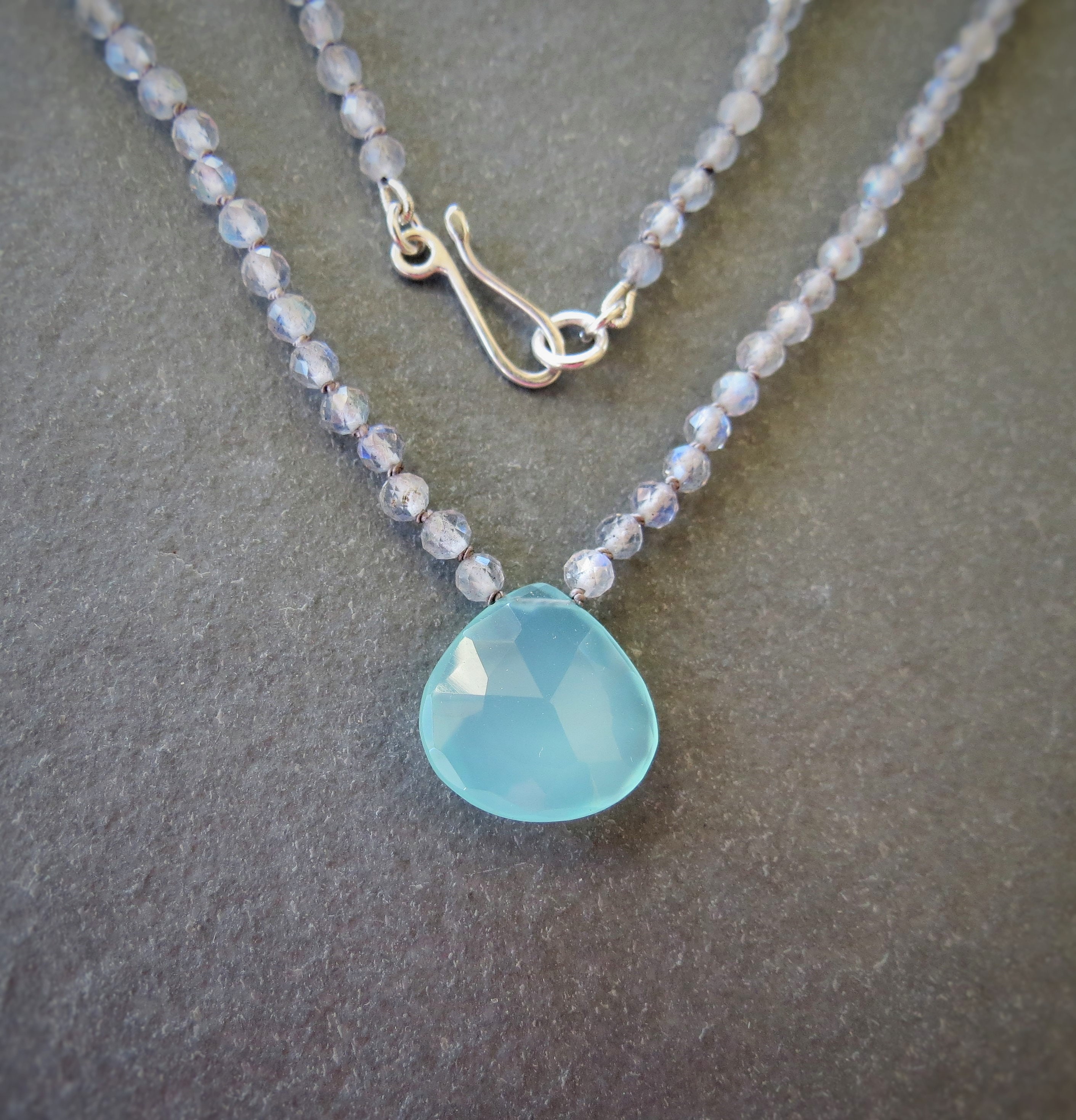 Aquablauwe chalcedoon en Labradoriet, handgeknoopte ketting, Griffioen grijze pure zijde, 925 sterling zilver, natuursteen