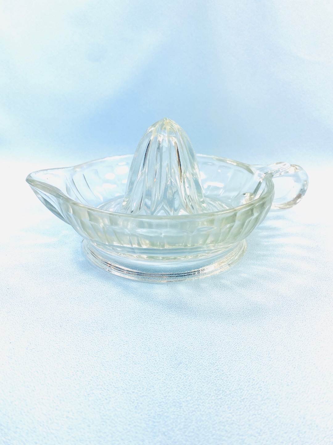 Clear Glass Citrus Juicer/reamer With Handle and Pouring Spout, Lemon