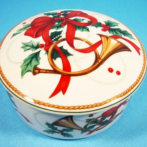 Round Box with Lid Mikasa Christmas Holiday Trinket Box, &quot;Maxima FX074 Jubilation Japan-E&quot;, Like New condition