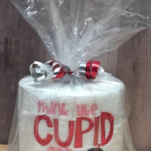 Pensa come Cupido e mira. Carta igienica ricamata per San Valentino. Carta igienica ricamata. Regalo scherzoso. Ammiratore segreto. Decorazione per il bagno.