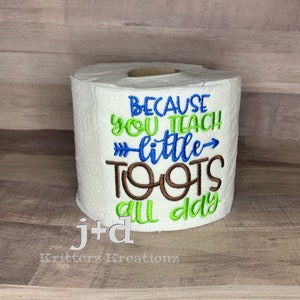 Perché insegni a Toots. Difficile trovare un regalo unico per l'insegnante. Carta igienica ricamata. Regalo divertente. Regalo scherzoso. Apprezzamento per l'insegnante.