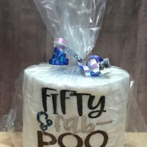 Regalo per il 50° compleanno. Cinquanta e Fab-Poo-Lous. Carta igienica ricamata per il compleanno. Buon compleanno. Compleanno. Cinquanta. Over the Hill.