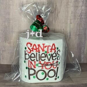 Carta igienica ricamata Santa Believes in Poo. Regalo scherzoso difficile da acquistare. Regalo elefante bianco. Scambio regali per le feste. Riempitivo per calze.