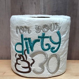 Difficile trovare un regalo di compleanno unico. Carta igienica ricamata per il compleanno. Buon compleanno. Compleanno. Drty 30. Regalo scherzoso. Regalo divertente.