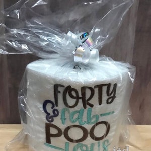 Regalo per il 40° compleanno. Quaranta e Fab-Poo-Lous. Carta igienica ricamata per il compleanno. Buon compleanno. Compleanno. Quaranta.
