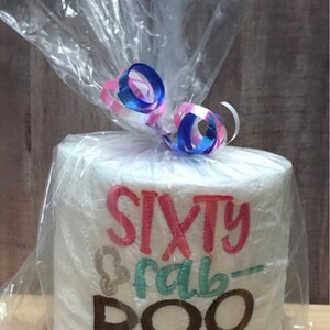 Regalo per il 60° compleanno. Sessanta e Fab-Poo-Lous. Carta igienica ricamata per il compleanno. Buon compleanno. Compleanno. Sessanta.