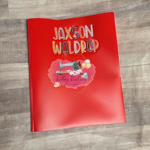 刺繍入りスクールフォルダー。プラスチック製、3本爪、ポケット付き、名前入りフォルダー。刺繍入りネーム入りスクールフォルダー。