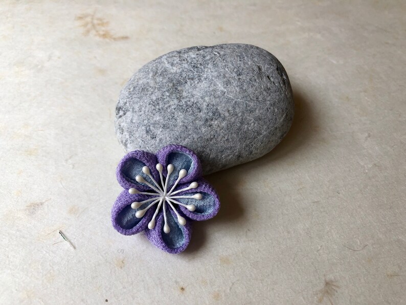 Lapel pin Plum flower LP2202 image 6