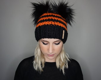Gorro de Halloween a rayas con doble pompón en color calabaza y negro / Charlie & Luna Co.