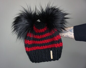 Gorro de punto doble a rayas en negro y rojo con pompones de piel sintética negra / Charlie & Luna Co. Hecho a mano, tejido, gorro de invierno para mujer y adolescente