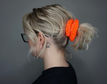 Scrunchie de punto en naranja neón / Charlie & Luna Co. Hecho a mano, Cabello, Accesorios, Regalos para ella, Único, De moda, Rellenos de medias