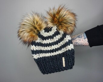 Gorro doble con pompón a rayas en color carbón y avena con pompones de piel sintética Grizzly / Charlie & Luna Co. Hecho a mano, tejido, gorro de invierno para mujer y adolescente.