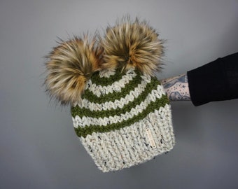 Gorro doble con pompón a rayas en color avena y cilantro con pompones de piel sintética Grizzly / Charlie & Luna Co. Hecho a mano, tejido, gorro de invierno para mujer y adolescente.