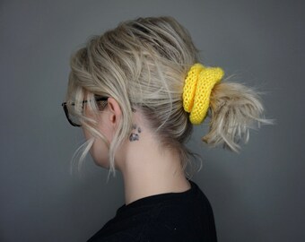 Coletero de punto amarillo brillante / Charlie & Luna Co. Hecho a mano, Cabello, Accesorios, Regalos para ella, Único, Moderno, Regalos para rellenar calcetines navideños