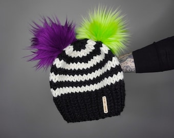 Gorro BJ Double Pom / Charlie & Luna Co. Halloween, Hecho a mano, Tejido, Gorro, Unisex, Mujer, Adolescentes, Terror, Película, Personaje