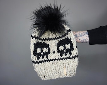 El gorro Skull Beanie en color avena y negro con pompón de piel sintética negra / Charlie & Luna Co., Mujer, Adolescente, Hombre, Unisex, Hecho a mano, Gorro de punto, Toque,