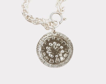 Pulseira em prata de lei com pingentes de moedas | Charmosa pulseira texturizada com moedas