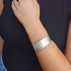 Brazalete de plata esterlina / Un borde de cuentas estampado / Brazalete de manguito ancho