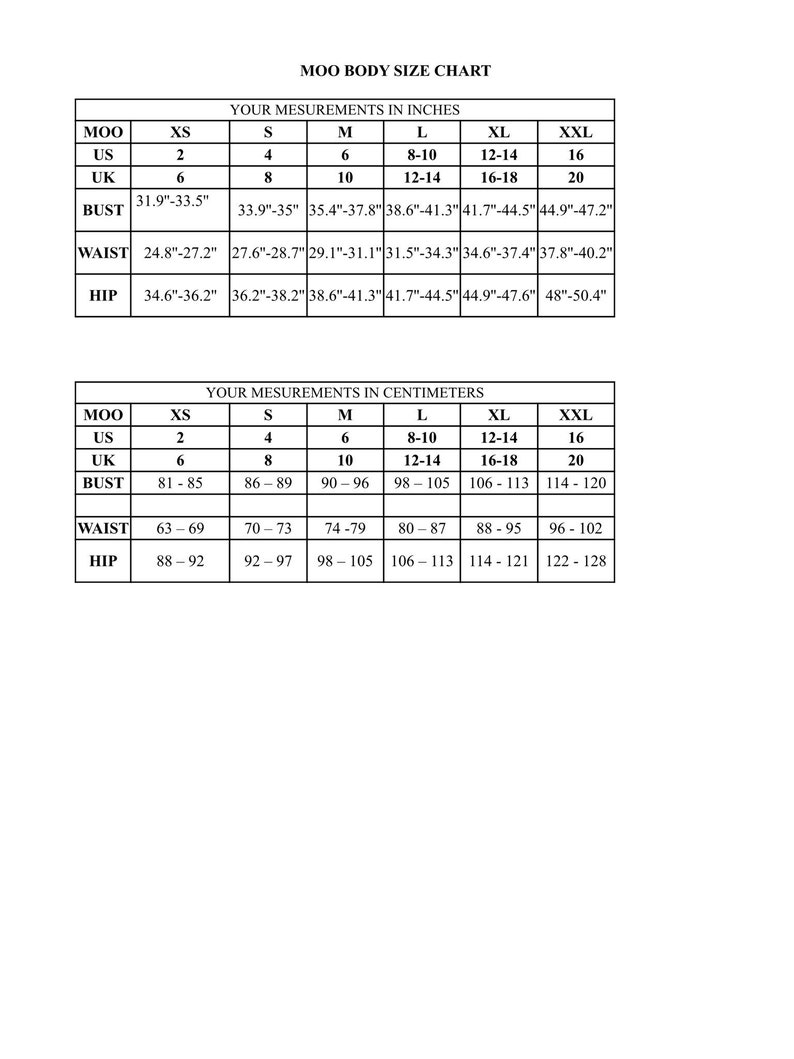 K&ouml;nnte beinhalten: Eine schwarz-weisse MOO BODY SIZE CHART, die Konfektionsgr&ouml;ssen in Zoll und Zentimetern anzeigt. Die Tabelle listet Gr&ouml;ssen von XS bis XXL auf, einschliesslich US- und UK-Gr&ouml;ssen&auml;quivalenten f&uuml;r Brust-, Taillen- und H&uuml;ftmasse in einem Raster.