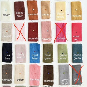 K&ouml;nnte beinhalten: Ein Raster aus rechteckigen Stoffmustern in verschiedenen Farben und Mustern, jeweils mit Text beschriftet, darunter white, oatmeal, khaki, charcoal, black, cream, ebony brown, caramel, camel, butter yellow, mustard, natural, marsala, havanna, coral red, dark blue, dusty mauve, royal blue, moss green, green olive, ocean green, anthracite, beige, flamingo, espresso, grey taupe, lavender, grey pearl, taupe melange, natural stripes und natural gingham.