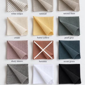Puede incluir: Una cuadr&iacute;cula de doce muestras de tela cuadradas en varios colores y texturas, etiquetadas como white stripes, oatmeal, natural linen, cream, butter yellow, pearl grey, dusty mauve, havanna, ocean green, taupe melange, white y black.