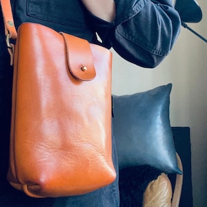 Kleine leren tas, Tan lederen tas, kleine tas, telefoonzakje, kleine crossbody tas, kleine handtas, zaktas afbeelding 5