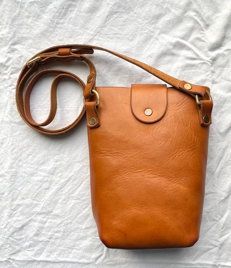 Kleine leren tas, Tan lederen tas, kleine tas, telefoonzakje, kleine crossbody tas, kleine handtas, zaktas afbeelding 3