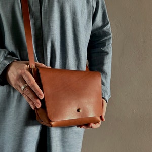 Cara cross body bag, Leather handbag, Brown leather handbag, vegetable tanned leather, womens leather handbag image 5