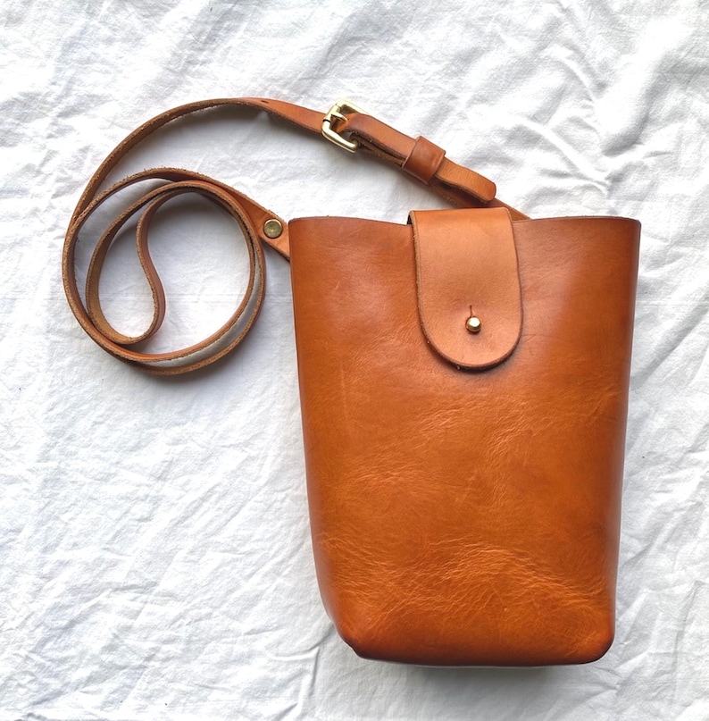 Kleine leren tas, Tan lederen tas, kleine tas, telefoonzakje, kleine crossbody tas, kleine handtas, zaktas afbeelding 2