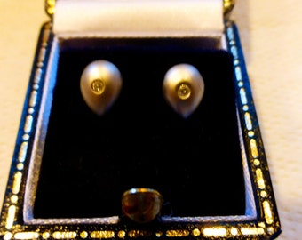Une paire de qualité de 9 carats or blanc diamant boucles d’oreilles