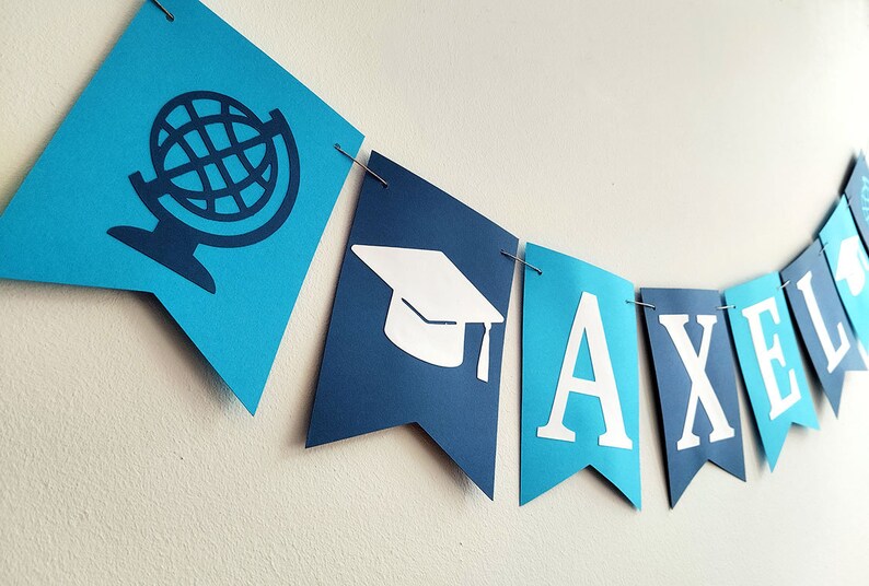 Detail of a flag with the blue globe and a graduation cap.