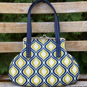 Groovy Kiss Clasp Purse