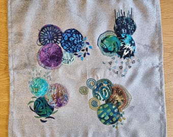 Handbesticktes abstraktes Textilbild: Blaues modernes Wanddekor