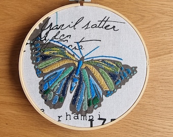 Arte de aro terminado bordado con mariposa verde y azul