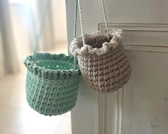 Cesto suspenso de crochê, suporte para vaso de plantas com babados verde menta - Presente romântico para mães