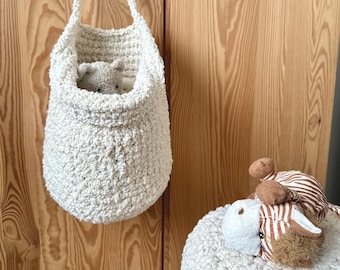 Cesto grande para pendurar na parede, cestos de crochê bouclé, organizador para quarto de bebê em estilo boho chic.