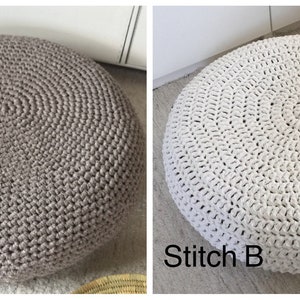 Może przedstawiać: Dwa okrągłe pufy zrobione na szydełku, jeden w neutralnym szarym kolorze, a drugi w białym. Pufy są oznaczone jako "Stitch A" i "Stitch B". Widoczny jest wz&oacute;r szydełkowy, z koncentrycznymi okręgami promieniującymi ze środka każdego pufa. Pufy znajdują się na jasnej powierzchni.