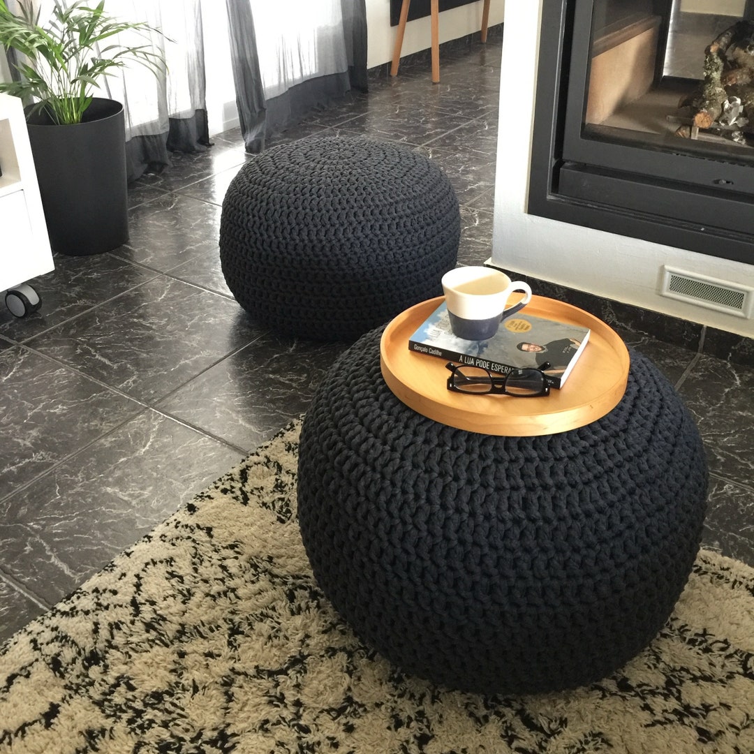 ブラックのチャンキーニットプーフ、ラウンドクロシェオットマン