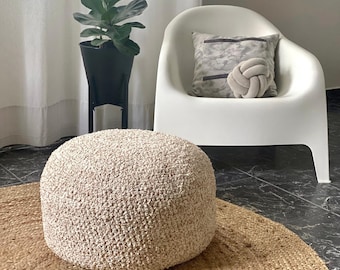 Puf otomano em tricô bouclé neutro: puf robusto estilo teddy, decoração moderna de meados do século.