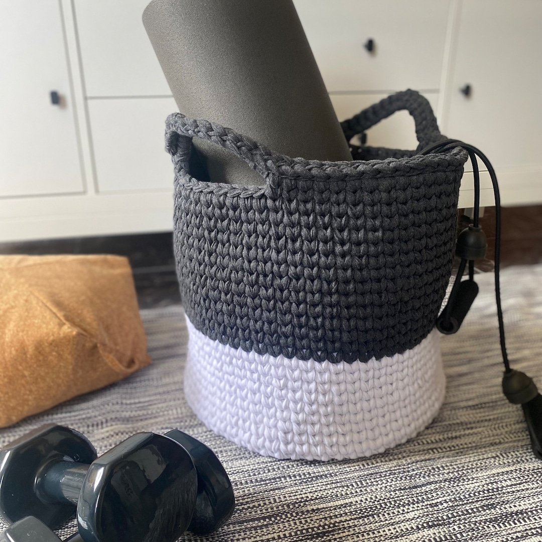 Cesta redonda de crochet bicolor: almacenamiento moderno de